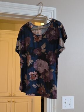 Floral Short-Sleeve Scoop Neck Top in Blue and Purple